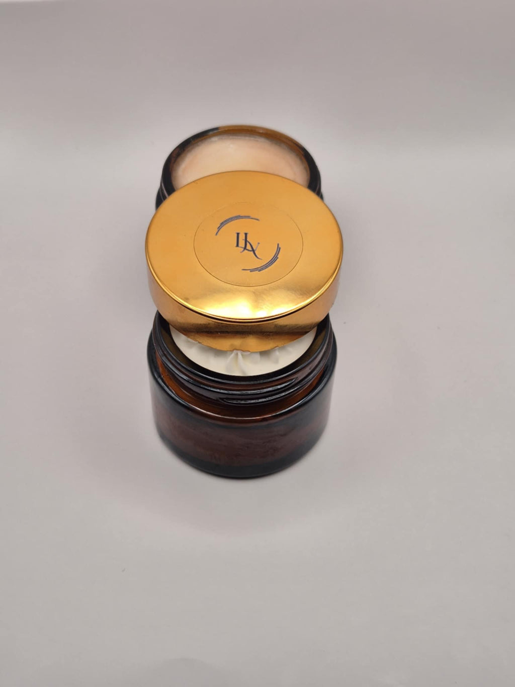 Body Butter blend with leather wood ,Bourbon and Vanilla  Fragrance. Ingredients likes, Caster oil Vitamin E and mango butter and shea butter