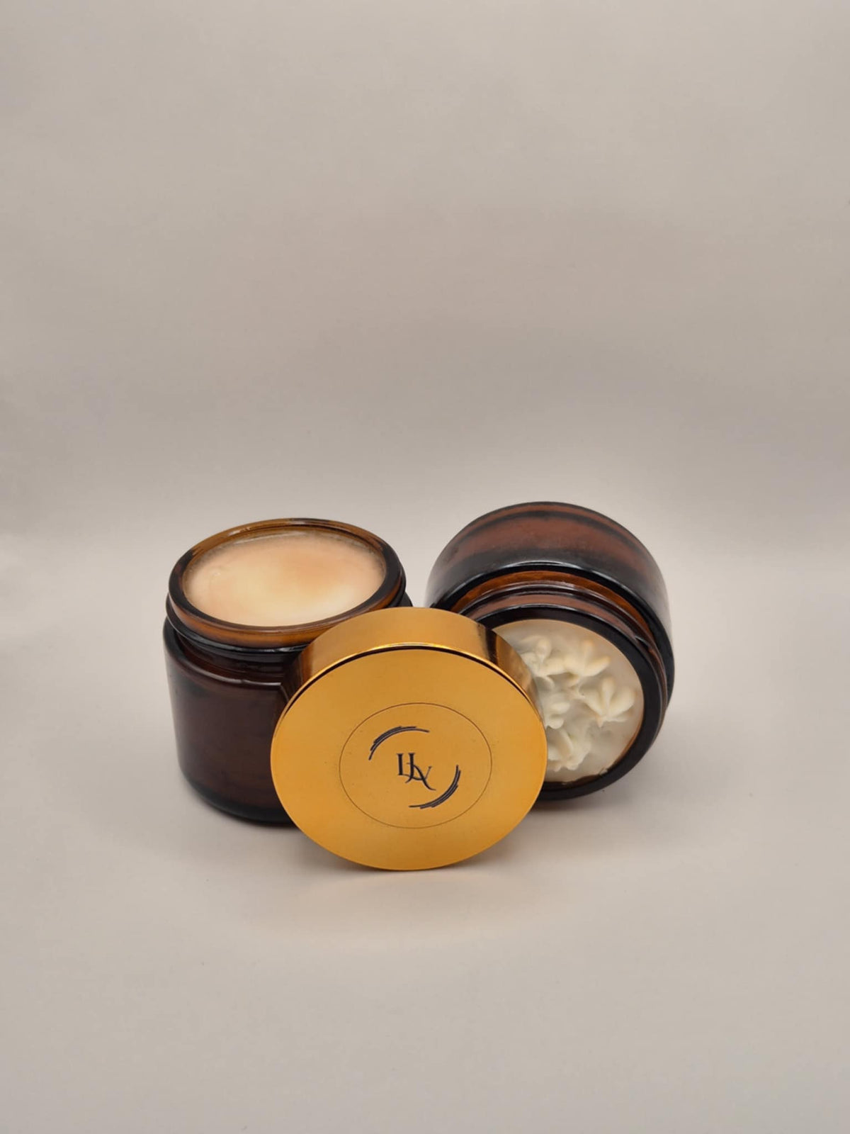 Body Butter blend with leather wood ,Bourbon and Vanilla  Fragrance. Ingredients likes, Caster oil Vitamin E and mango butter and shea butter